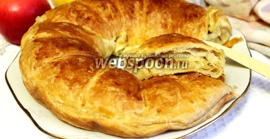 Рулет слоёный с яблоками
