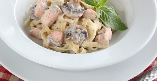 Феттучине с лососем в соусе из сыра с голубой плесенью