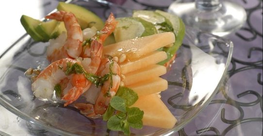 Салат из дыни, авокадо и креветок