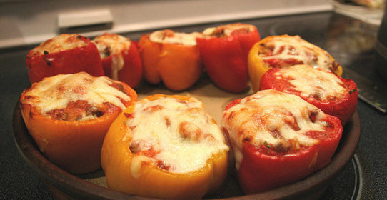 Фаршированные перцы под острым соусом