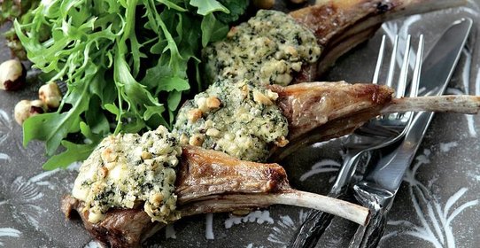 Корейка ягненка с рокфором и орехами