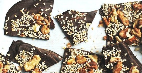 Шоколадные ломтики с солью, орехами и семенами