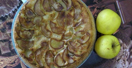 Яблочная шарлотка с кукурузной мукой