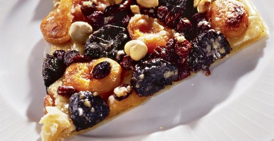 Открытый пирог с сухофруктами и орехами