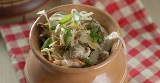 Тушеная капуста с мясом и грибами