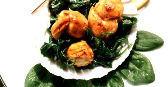 Гребешки с салатом пак-чой и кунжутом