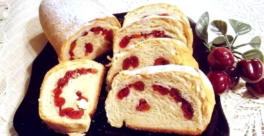Сдобный рулет с вяленой вишней