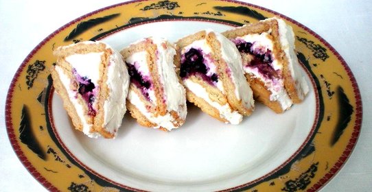 Ягодный рулет