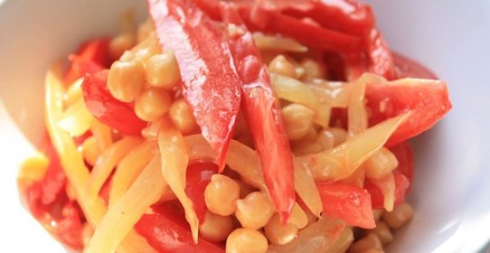 Салат с нутом и овощами