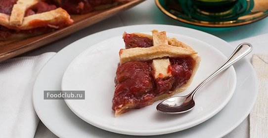 Пирог с ревенем и клубникой