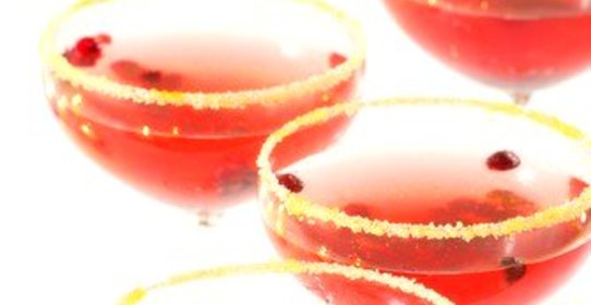 Новогодний коктейль из шампанского с клюквой и специями