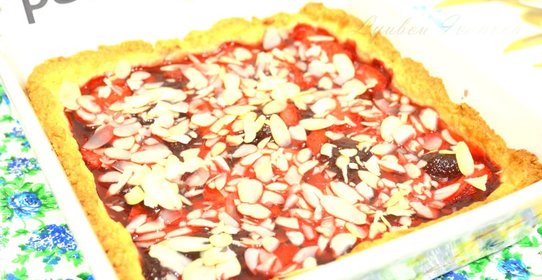 Ягодный пирог с клубникой