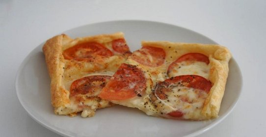 Очень быстрый и вкусный пирог с сыром и томатами