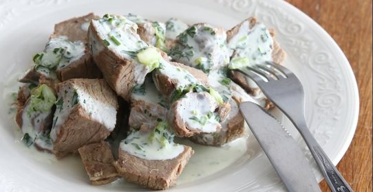 Отварная говядина с кисломолочным соусом