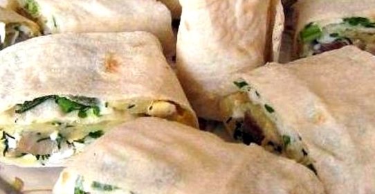 Рулет из лаваша с копченой куриной грудкой