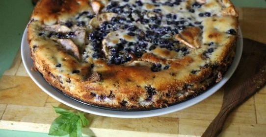 Шарлотка с яблоками и поздникой