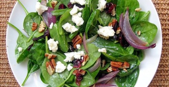 Зеленый салат с козьим сыром