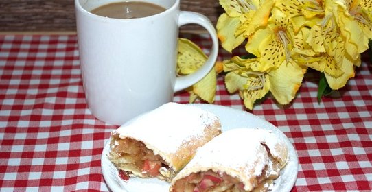 Штрудель с яблоками из слоеного теста