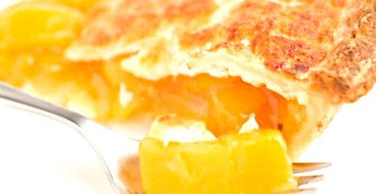 Румяный пирог с абрикосами и нежной сливочной крошкой