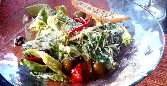 Салат Цезарь с оливками