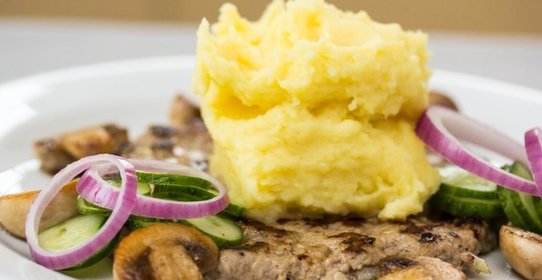 Бифштекс с картофельным пюре