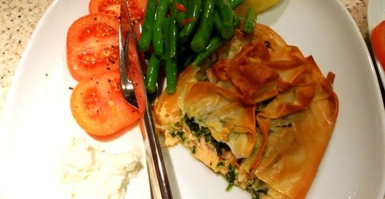 Простой пирог с красной рыбой