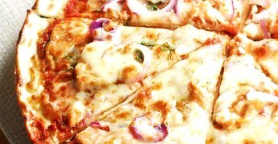 Пицца с курицей, базиликом и моцареллой