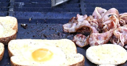 Яйца в тостах с молотым перцем