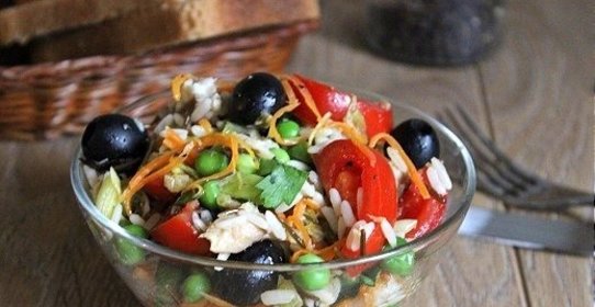 Теплый салат из риса Актавика mix и копченой рыбы