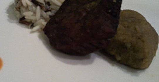 Телятина с пюре из маша и тыквенно-соевым соусом