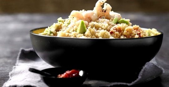 Острый салат с кускусом, креветками и авокадо