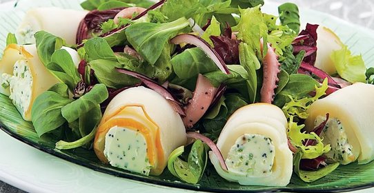 Салат с рулетиками из кальмара