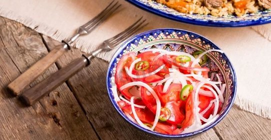 Салат к плову из помидор и лука