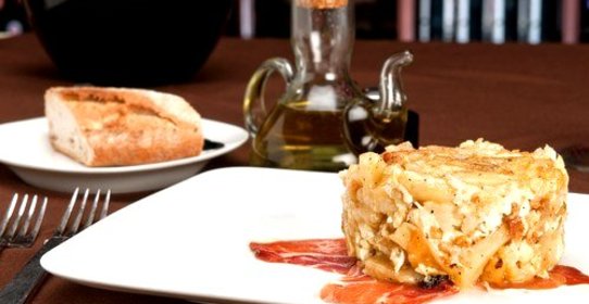 Тортилья по‑испански с молодым картофелем, копченой ветчиной и перцами