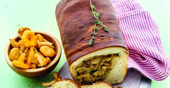 Сдобный рулет с грибами