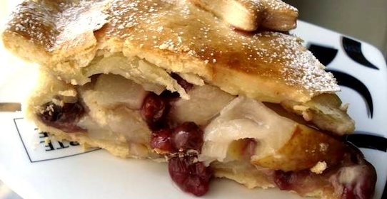 Закрытый песочный пирог с грушей и брусникой