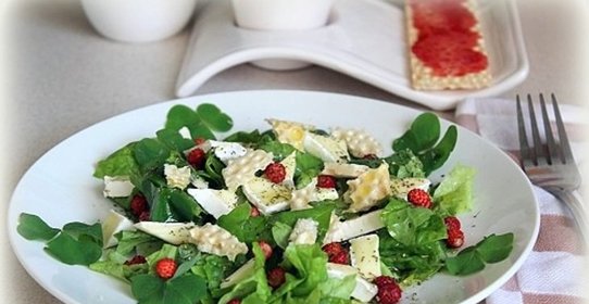 Салат из лесной земляники с сыром бри