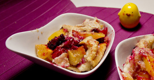 Коблер с манго и ежевикой