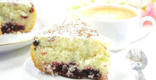 Шарлотка с ягодами в мультиварке