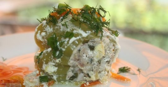 Нежные перцы со свино-говяжьим фаршем и свежей зеленью