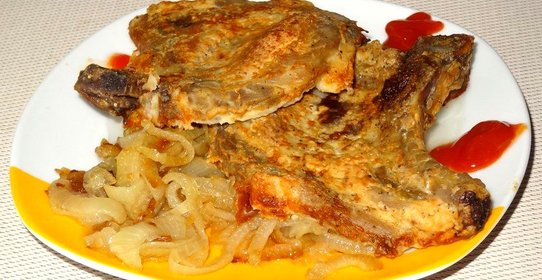 Запеченная свинина в майонезе с луком