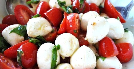 Салат с моцареллой и черри