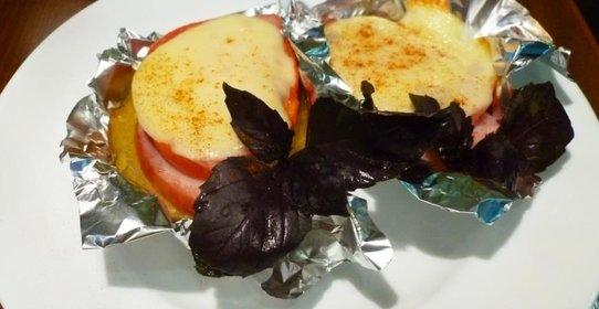 Картофель запеченный в фольге с ветчиной и сыром