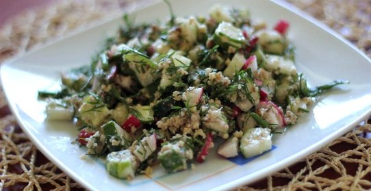 Сытный салат с редисом и ореховым соусом