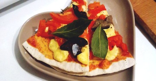 Пицца на бездрожжевом тесте с белыми маринованными грибами и гаудой