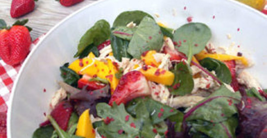 Салат с курицей, манго и клубникой