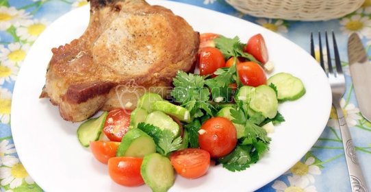 Мясо на косточке с салатом