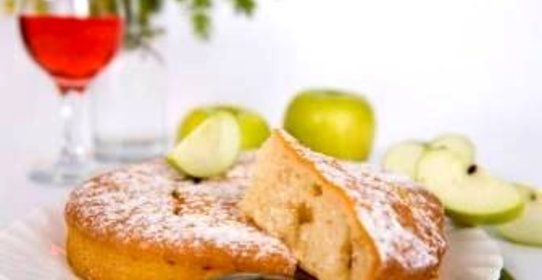 Шарлотка со сгущенкой и яблоками