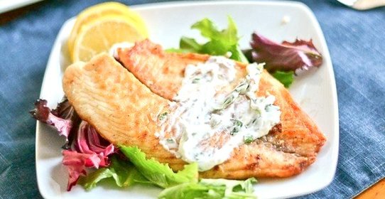 Жаренная рыба под йогуртом с зеленью