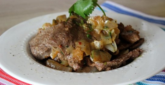 Жареная говядина с луком и кинзой
